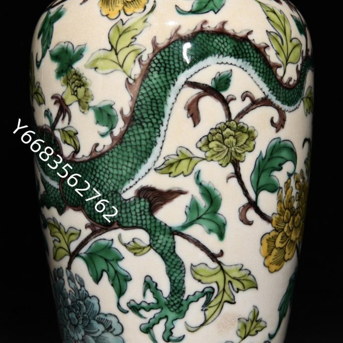 乾隆素三彩龍紋梅瓶，高24.3cm直徑13cm，編號1016695【憶仟堂】瓷器 