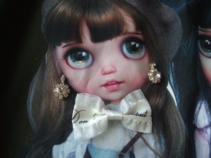 飄舞衣世界《正韓服飾 BEAUTIQUE》韓國製~精美水鑽立體耳環超可愛甜美娃娃圖案寬鬆款上衣／F, M~L~XL