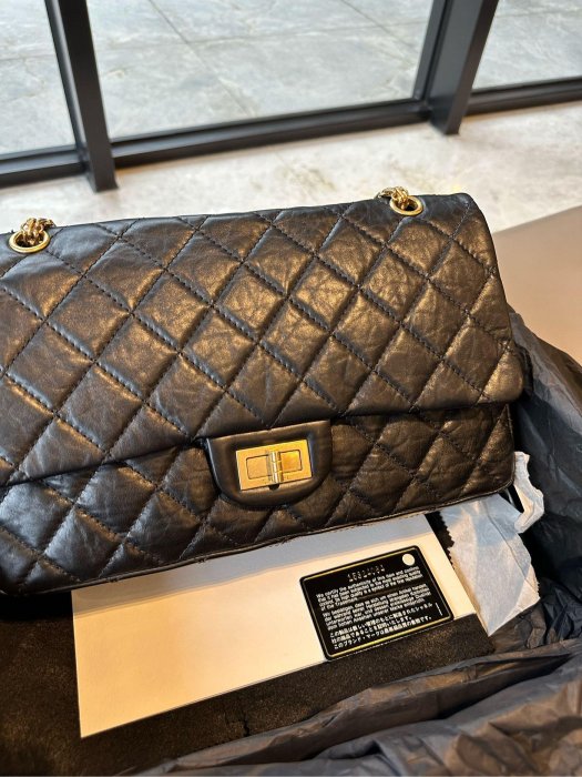 Chanel  經典包款 2.55 Jumbo 復刻牛皮 搭配金釦 97新 完美無磨損、翻蓋包 口蓋鏈條包 雙層設計 配件： 香奈兒盒、防塵套、保卡、羊毛氈