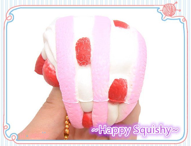 ~快樂莊園精選~ 最新款超可愛慢回彈 草莓冰淇淋蛋糕 Squishy 吊飾/減壓玩具/軟軟(藍色款)~現貨不用等