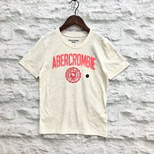 Maple麋鹿小舖 abercrombie&fitch ＊ af 男孩款米色貼布字母電繡麋鹿短T＊ ( 現貨7/8號 )