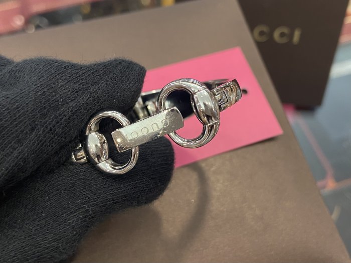 ☆最愛二手精品☆ GUCCI 25mm銀色圓型3點鑽石珍珠母貝錶面石英錶手環錶手錶女錶 YA134504 XG5355