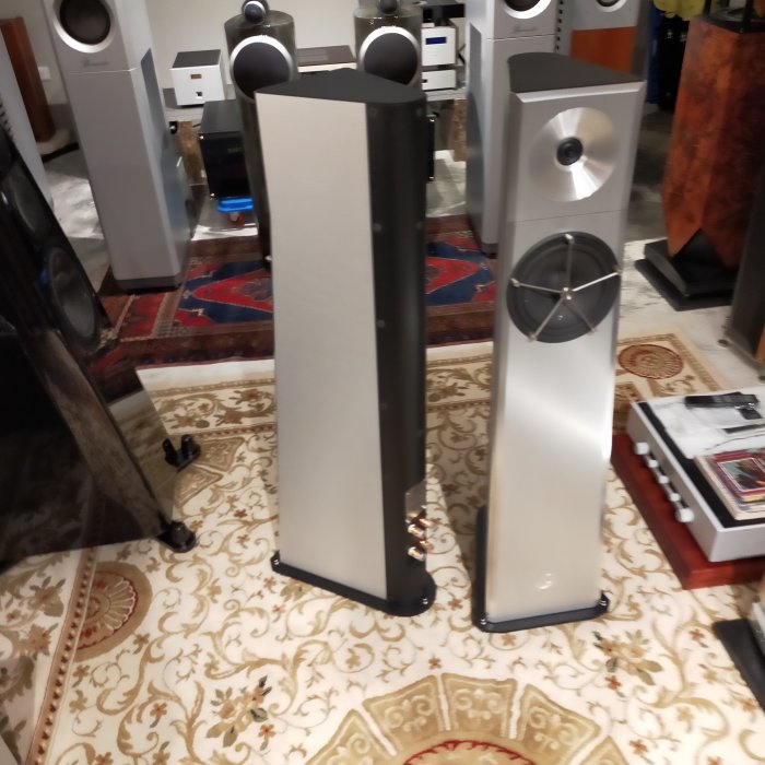 * 銘鋒音響社 * YG Acoustics Carmel MK1 精巧的落地喇叭˙ 9成新