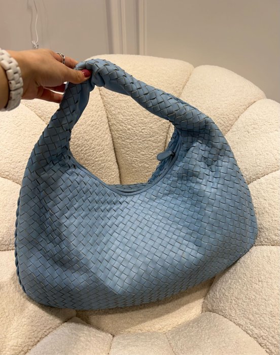 Bottega Veneta 真品Baby blue 淡藍色 經典羊皮， 編織肩背包，BV全皮大款彎月包 ， 原價很貴，將近10萬。特價出售