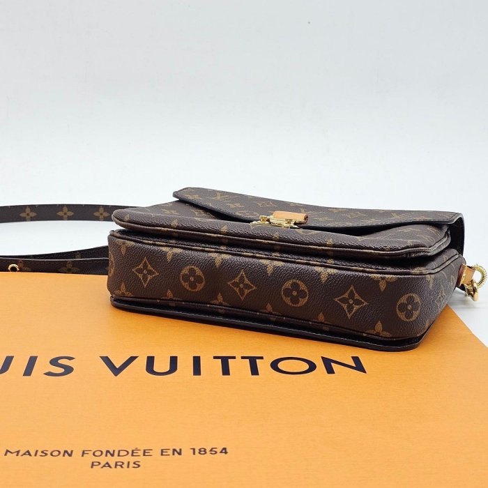 哈極品】美品《 Louis Vuitton LV 老花字紋Pochette Métisi 郵差包/斜