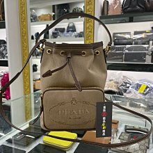 ㊣東區正精品㊣PRADA 1BH038 全新卡其色帆布拼咖啡色皮革邊家徽抽繩束口拉鍊口袋手提包斜背包水桶包 RZ4244