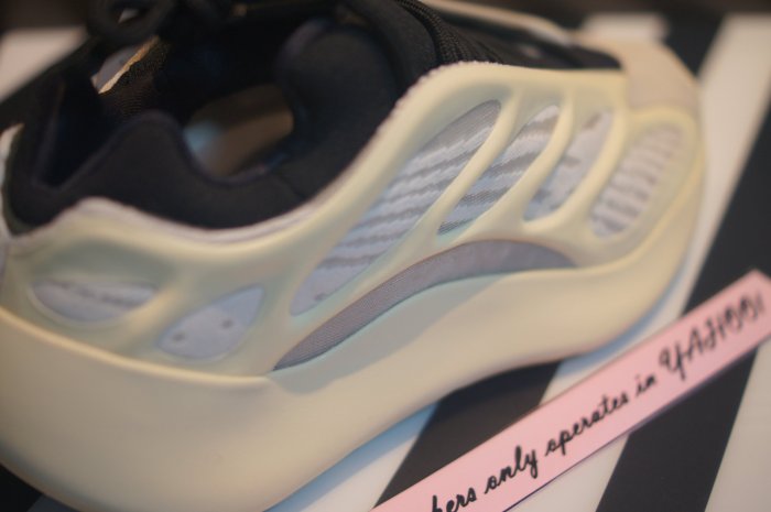 adidas Yeezy Boost 700 V3 Azael FW4980 代購附驗鞋