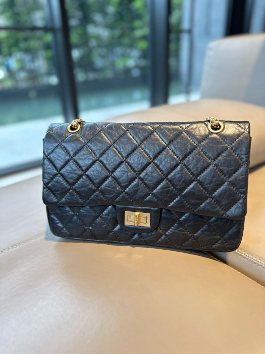 Chanel  經典包款 2.55 Jumbo 復刻牛皮 搭配金釦 97新 完美無磨損、翻蓋包 口蓋鏈條包 雙層設計 配件： 香奈兒盒、防塵套、保卡、羊毛氈