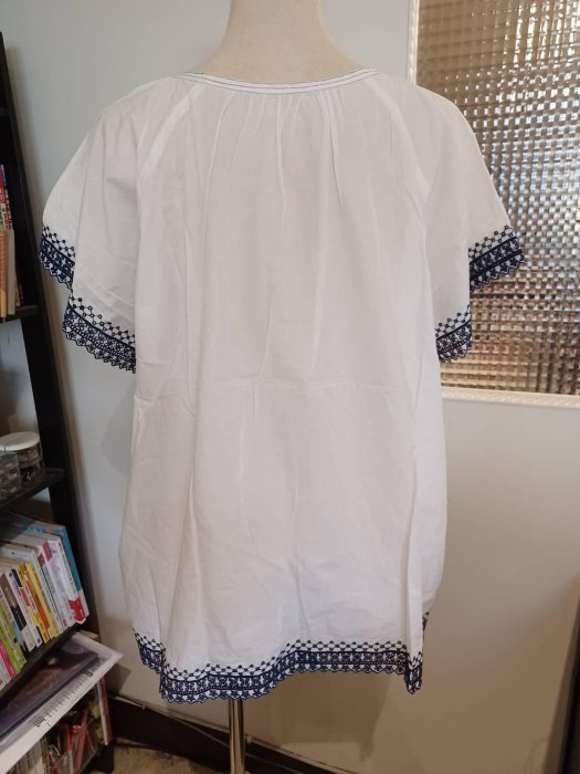 POU DOU DOU  ♥日本品牌♥ 白色素面  拼接鏤空刺繡  寬短袖上衣