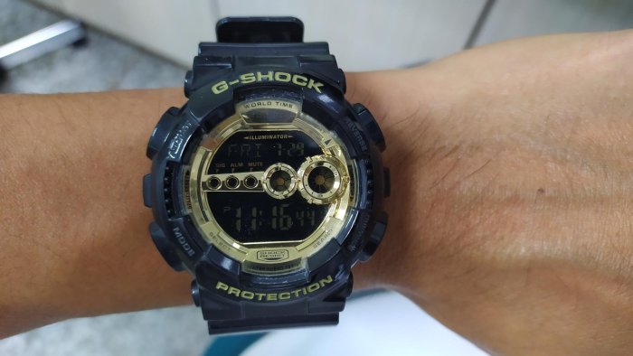 G-SHOCK 強悍亮眼時尚電子錶-黑金 GD-100GB-1DR 寶島公司貨