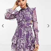 (嫻嫻屋) 英國ASOS-荷葉摺邊高領鈕釦背微露美背分層裙花卉印花紫色洋裝禮服EA23