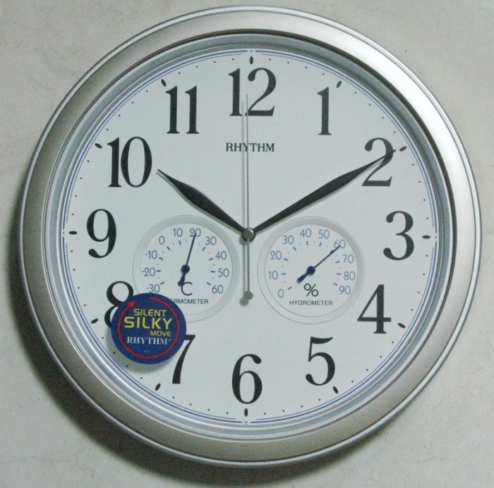 RHYTHM CLOCK 日本麗聲溫濕度銀色膠框滑動式指針靜音掛鐘 型號：8MGA26WR19【神梭鐘錶】