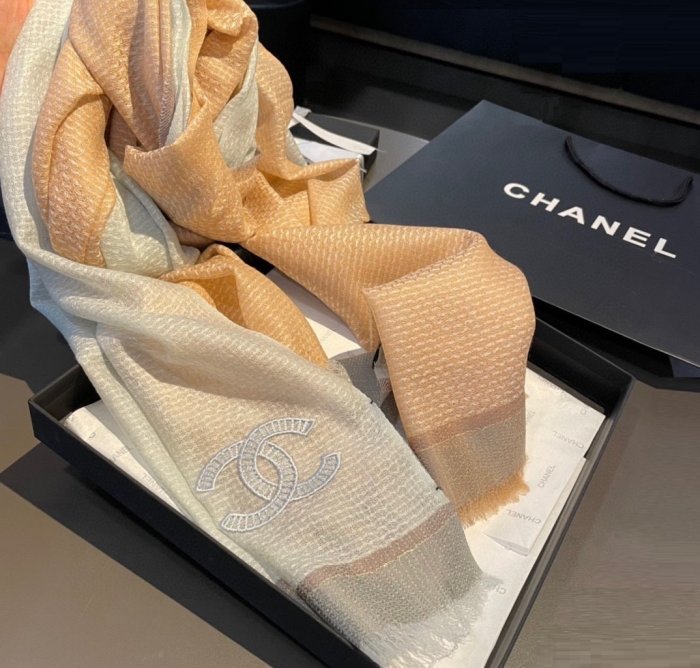 GoodStyle 歐美新款 Chanel 雙C logo 精緻金絲線拼色 柔軟羊絨圍巾披肩 優質選擇~