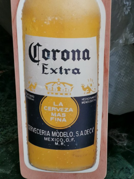 珍藏早期"可樂娜"啤酒的懷舊招牌一塊,硬塑膠材質,普普風!