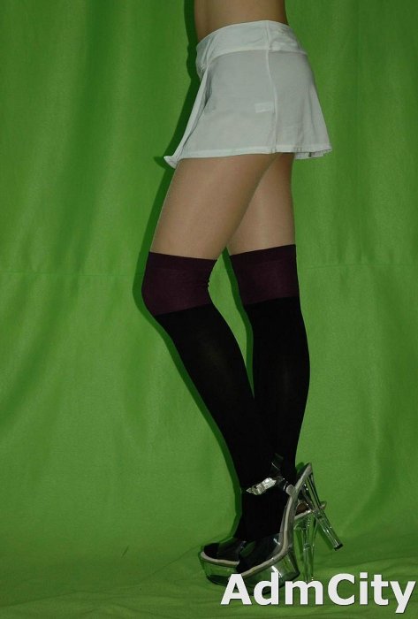 韓系風格超彈性雙色拼接柔軟天鵝絨過膝襪 黑/紫 Y3242755-1