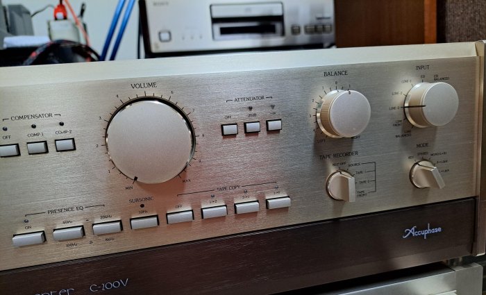 Accuphase c200v 功能最齊全的經典前級 RCA/平衡輸入/出 內建高級唱放不論cd/黑膠/數位訊源的平衡輸出皆適宜