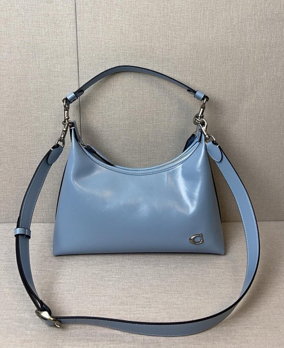 USA美國留學生代購 COACH CR652 24年新款蔻馳女士腋下包 流浪包 油蠟皮面光澤感 簡約時髦 日常通勤容量大 復購證