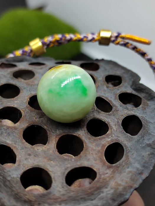 清代時期老翡翠珠子，陽綠色，色多，有綹石紋，有沁色，對打孔，10802