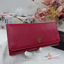 美麗堡outlet精品  PRADA  1M1132 金字 Vitello Daino荔紋皮革 櫻桃紅色【現貨】