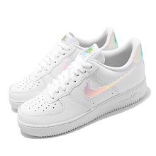 =CodE= NIKE AIR FORCE 1 LV8 IRIDESCENT 皮革籃球鞋(白炫彩) CV1699-100