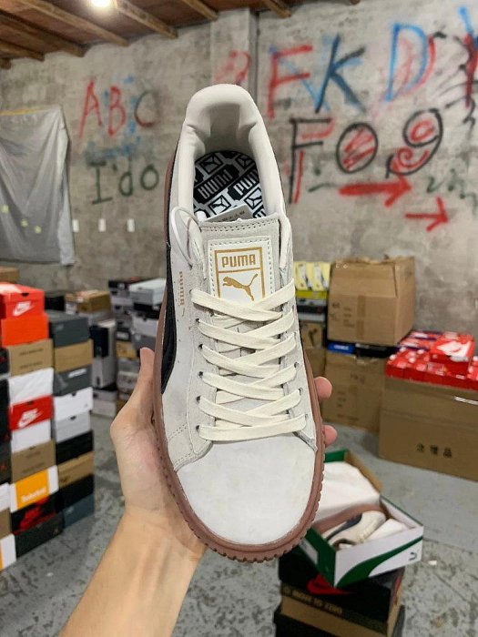 【零點旗艦店】彪馬Puma Basket Platform Scallop 米白生膠 蕾哈娜二代 休閑鞋 鞋面材質配搭透氣孔設計柔軟透氣，適合日常穿著。