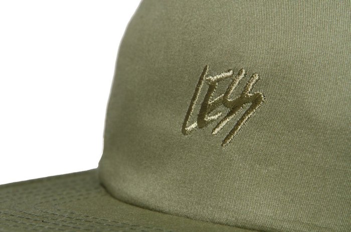 { POISON } LESS SIGNATURE LOGO CAMP CAP 草寫字樣五片帽 限量純色調