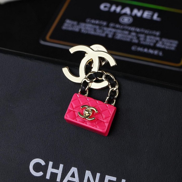 小香Chanel新款包包雙C胸針   做工非常精細    這款設計非常美輪美奐 這款真的超級美超級仙 精致小 NO59861