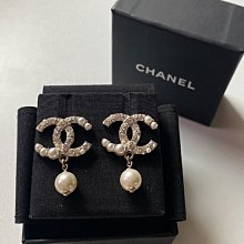 Chanel 大 珍珠水鑽 CC 垂墜珍珠 logo 耳環