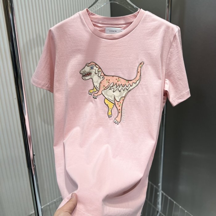 【King女王代購】COACH蔻馳 女士REXY 粉色刺繡恐龍圓領短袖T恤