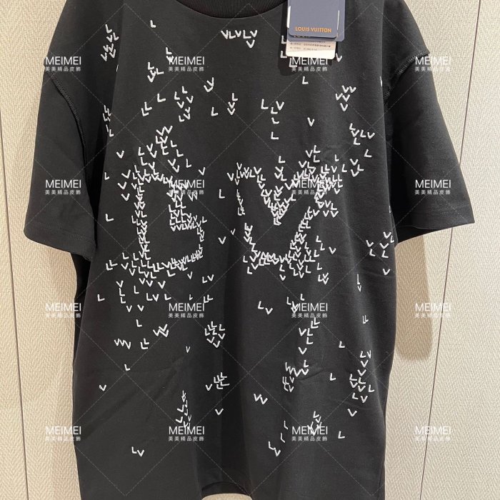 30年老店現貨LOUIS VUITTON LV SPREAD EMBROIDERY T-SHIRT 刺繡T恤短袖黑色1AA53Y M號LV