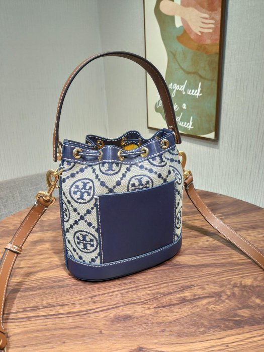 空姐Outlet代購 Tory Burch TB 79487 80534 復古緹花新款女士抽繩水桶包 質感帆布面料 搭配利落包身 斜背包