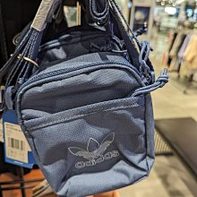 南🔥2024 4月 ADIDAS 斜背包 側背包 小包 手機包 可調背帶 拉鍊口袋 藍 IN8763