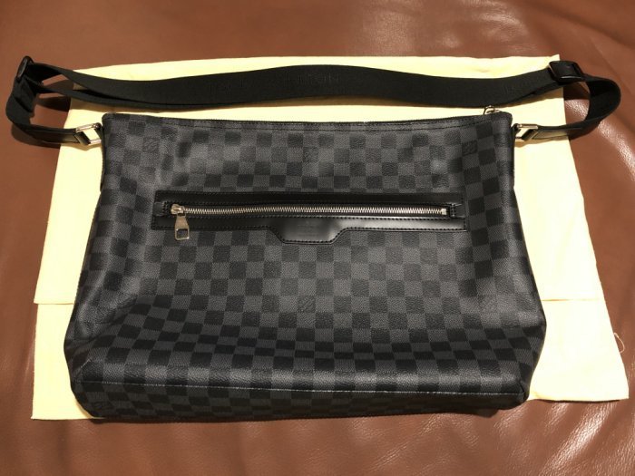 全新LOUIS VUITTON LV N41106 黑色經典紋棋盤格Damier Graphite斜背包側背包信差包書包