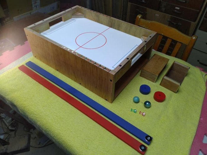 省錢二手拍賣─磁力式桌上型足球彈珠台，磁力控制式，木製，純手工製作，團康遊戲。