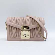 遠麗精品(板橋店)S3301 MIUMIU Confidential粉色摺皺羊皮金釦肩背包5BH099