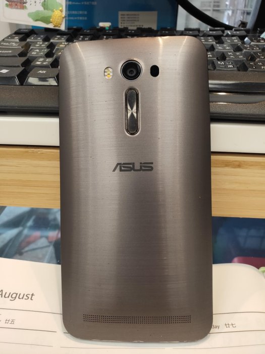 9成新，ASUS華碩Z00LD ZenFone 2 Laser (ZE550KL),2/16Gb螢幕有貼鋼化保護貼 /中古機/二手機/老人機/銀髮機，按鍵機