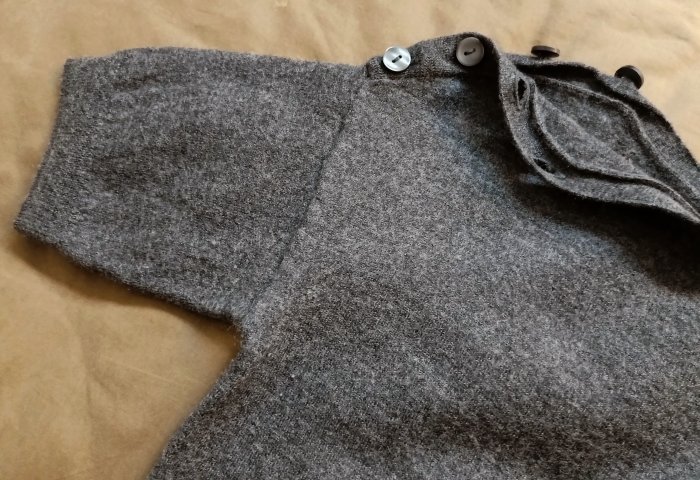 日本UNIQLO美麗諾喀什米爾灰色短袖圓領毛衣(M號)