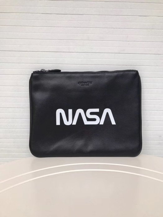 空姐精品代購 COACH 29290 29291 新款荔枝紋牛皮國旗NASA印花手拿包 IPAD包 男女通用 附代購憑證