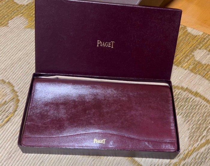 Piaget 伯爵錶 burgundy法國酒紅珠寶晚宴手拿包大 包皮夾包 有非常多的拉鏈袋內夾可以放珠寶的有手機的安全拉鍊設計。