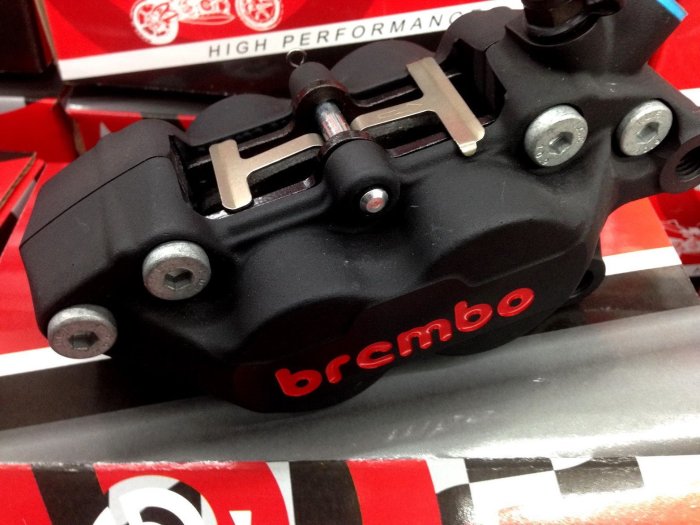 【龍昌機車材料精品】Brembo 義大利 豐年俐 原廠 黑色紅字 對4 對四卡鉗