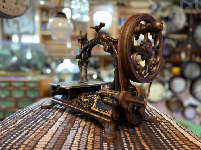法國🇫🇷 1872年 HURTU 古董縫紉機