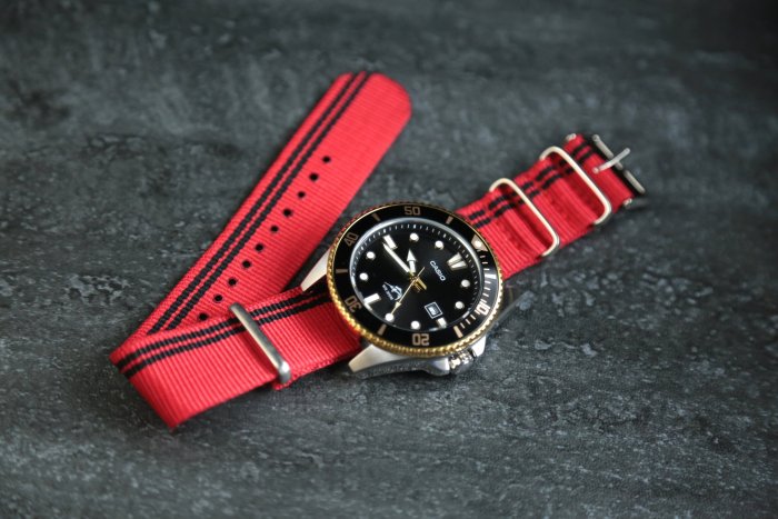 艾曼達精品~紅色黑色22mm Nylon Watch Strap 尼龍NATO zulu G10四環時尚軍用錶帶jame