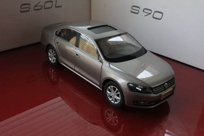 原廠 1/18 VW NEW PASSAT 棕灰色轎車