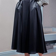 日單 新款 輕奢大氣 優雅重磅光澤感緞面 顯瘦大裙襬 絲滑觸感 高腰A字中長版傘裙 (T1273)