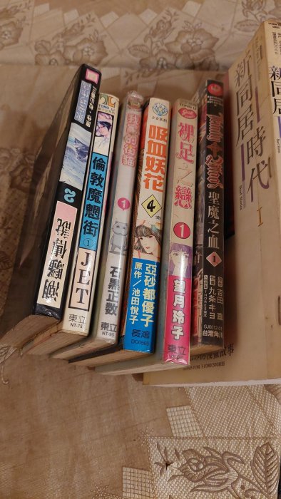 絕版14本漫畫，柴門作品，我家的街貓。作者：石黑正數,天天混倫敦魔魍街1。潮騷傳說2，好看，永安巧。吸血妖花4，同級生，愛情白皮書。。等。。菩薩間第二櫃第5