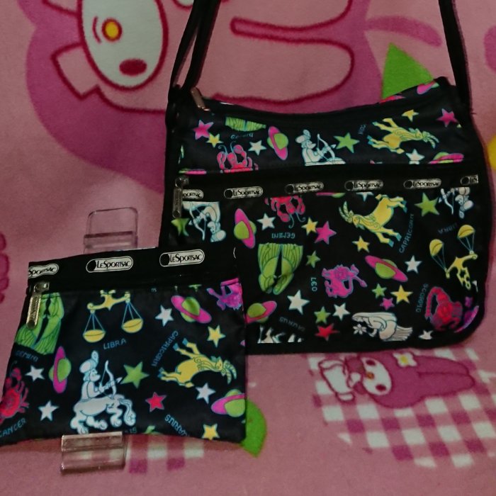 甜甜妞妞小舖 ☆品牌  LeSportsac 黑色動物 斜背包 /側背包/手拿包 /防水包