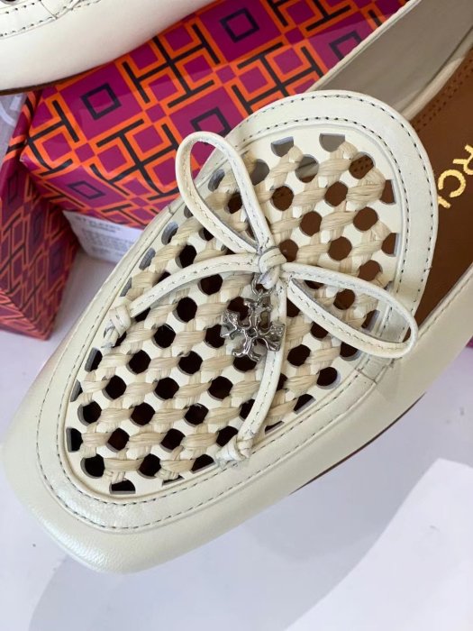 ╭☆包媽子店☆ TORY BURCH Charm Woven Loafer 夏季牛皮休閒鞋新品 ((上班好穿))