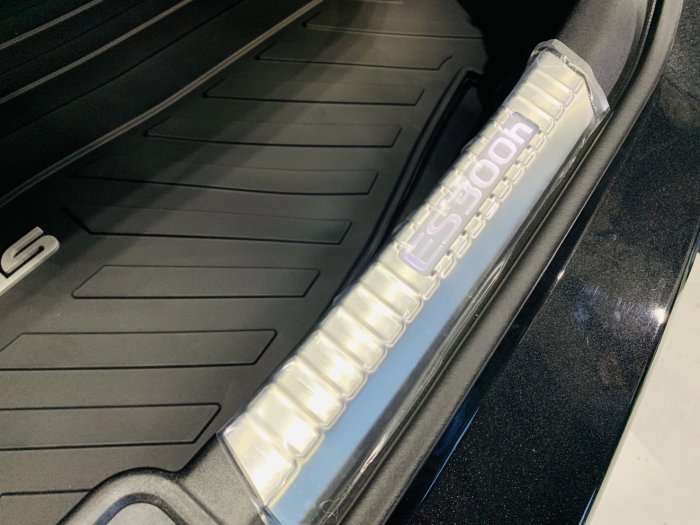 車庫小舖 LEXUS ES300h 北美原廠 後車箱 迎賓門檻含輔助照明燈