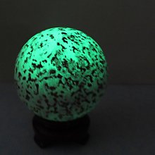 【競標網】漂亮天然礦石夜光球(夜明珠)1.36公斤100mm(贈座)(天天超低價起標、價高得標、限量一件、標到賺到)