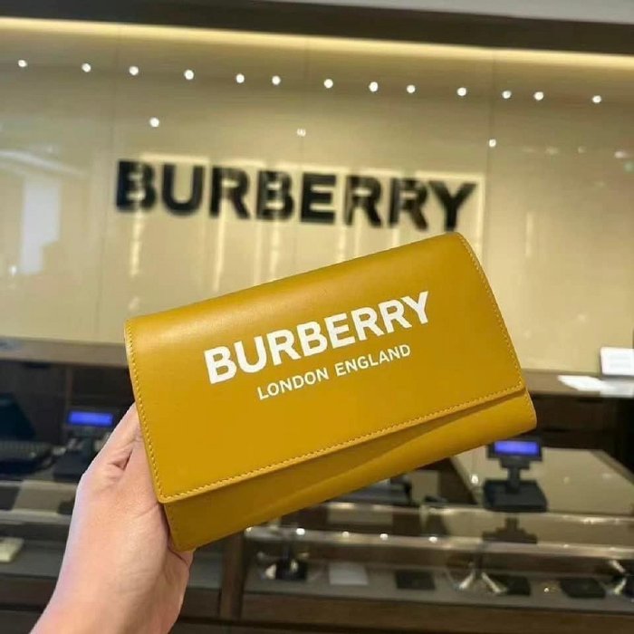 （🎉已售）全新附購證✨ BURBERRY巴寶莉經典LOGO全皮革WOC手拿/斜背包(黃色)